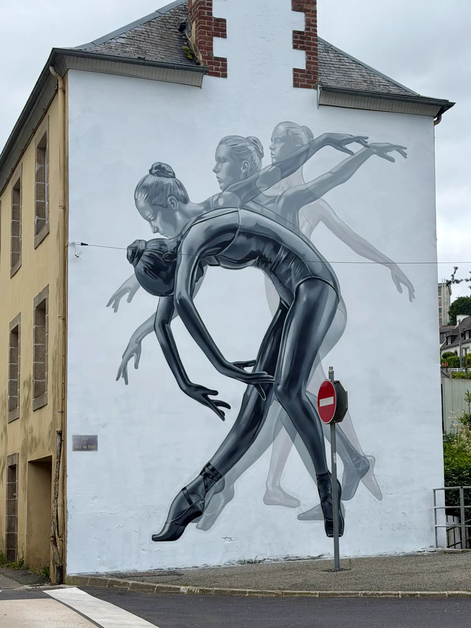 4 dancers moving